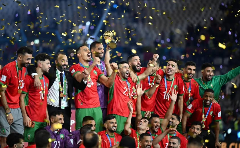 Current Morocco national team players alongside legendary figures from previous generations, illustrating the comparison between today's Atlas Lions and the great squads of the past.