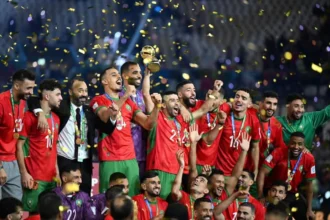Current Morocco national team players alongside legendary figures from previous generations, illustrating the comparison between today's Atlas Lions and the great squads of the past.
