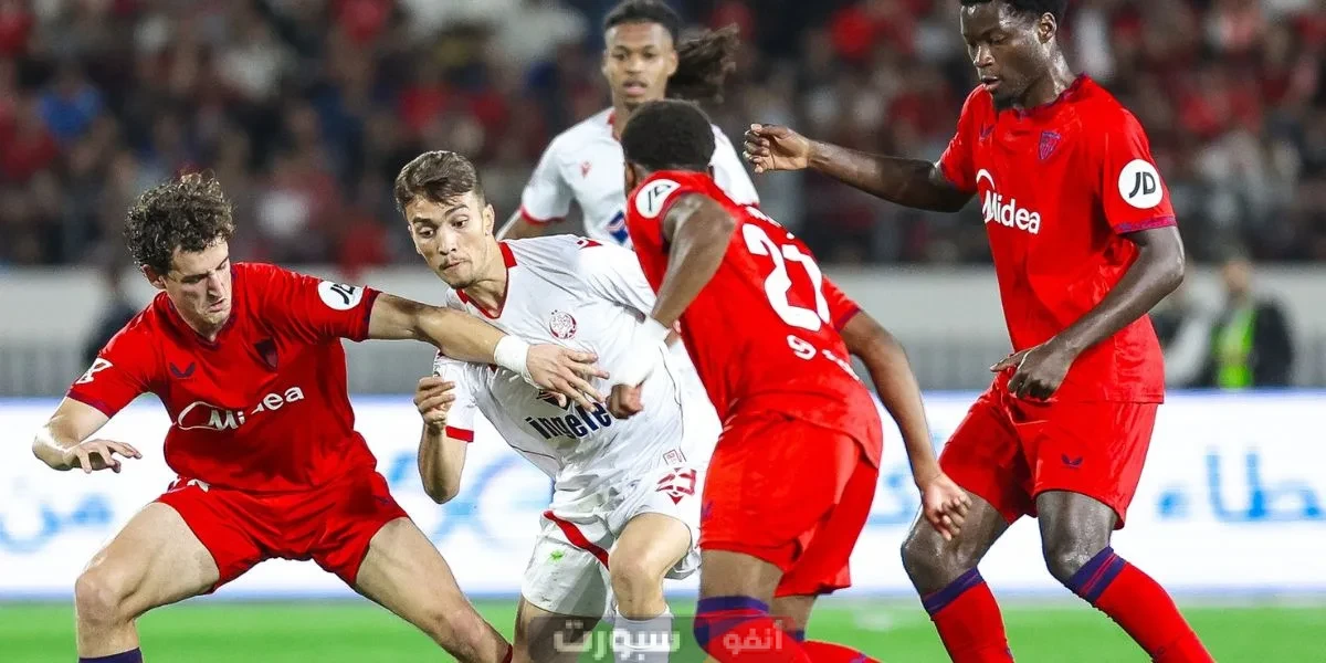 أبرز غيابات الوداد ضد بورتو استعدادًا لكأس العالم للأندية في إطار استعدادات نادي الوداد الرياضي للمشاركة في كأس العالم للأندية 2025، يخوض الفريق مباراة ودية قوية أمام بورتو البرتغالي مساء السبت 31 مايو 2025 على أرضية ملعب محمد الخامس بالدار البيضاء.  غيابات الوداد أمام بورتو:  أكدت التقارير أن الوداد سيفتقد خدمات بعض عناصره الأساسية في هذه المواجهة، وعلى رأسهم المهاجم حمزة الهنوري، الذي لن يكون متاحًا للمشاركة في اللقاء رغم انضمامه حديثًا للفريق بعد فسخ عقده مع الفتح الرباطي.  إضافة إلى ذلك، أشار المدرب محمد أمين بنهاشم إلى أن هناك عناصر أخرى غابت عن المباراة السابقة ضد إشبيلية بسبب عدم قانونية مشاركتهم، لكن لم يتم الكشف عن أسماء محددة لهذه الغيابات في مواجهة بورتو.  الوضعية العامة للفريق:  رغم هذه الغيابات، أوضحت مصادر من داخل النادي أن جميع لاعبي الفريق المتاحين في حالة صحية ممتازة، والأجواء تسودها الجدية والانضباط، ما يمنح الطاقم التقني خيارات متعددة لاختبار التوليفة المثالية قبل السفر إلى الولايات المتحدة.  كما سيشهد اللقاء مشاركة بعض الوافدين الجدد مثل نور الدين أمرابط، مع منح الفرصة لعناصر شابة أبانت عن مستويات واعدة في التداريب.  خلاصة: أبرز غياب عن تشكيلة الوداد ضد بورتو هو المهاجم حمزة الهنوري، مع احتمال استمرار غياب بعض العناصر التي لم يسمح لها بالمشاركة قانونيًا في المباراة السابقة، بينما سيستفيد الفريق من عودة بعض اللاعبين الجدد وتجريب أسماء شابة استعدادًا للاستحقاق العالمي