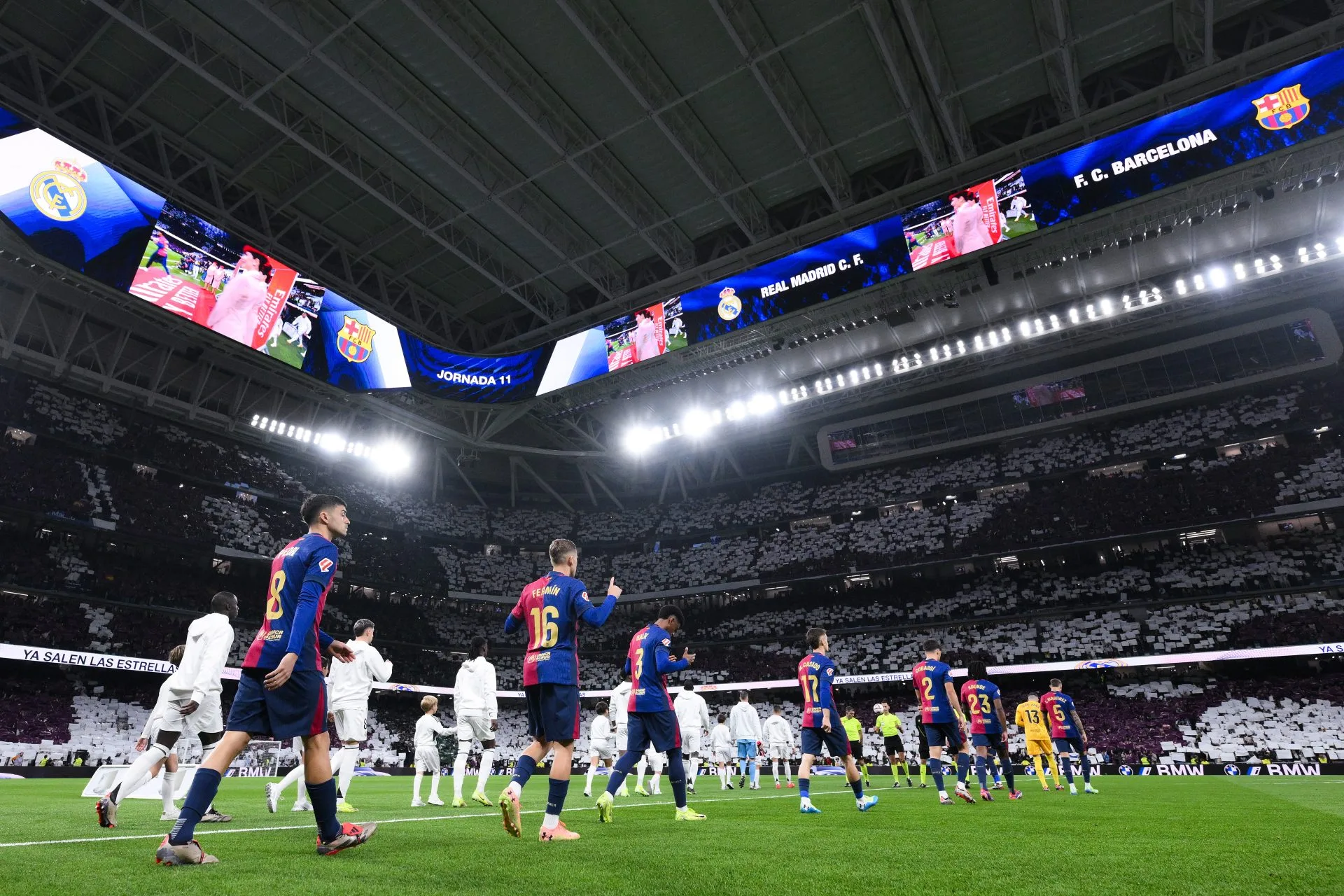 لاعبو ريال مدريد وبرشلونة يدخلون ملعب سانتياغو برنابيو قبل الكلاسيكو 2025