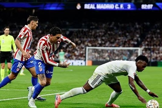 تعرف على رجل مباراة ريال مدريد وأتلتيكو مدريد في الدوري الإسباني