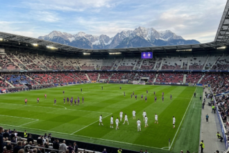 Real Madrid players in white warm up against Fiorentina in purple ahead of their August 2026 preseason friendly at Wörthersee Stadion, Klagenfurt.